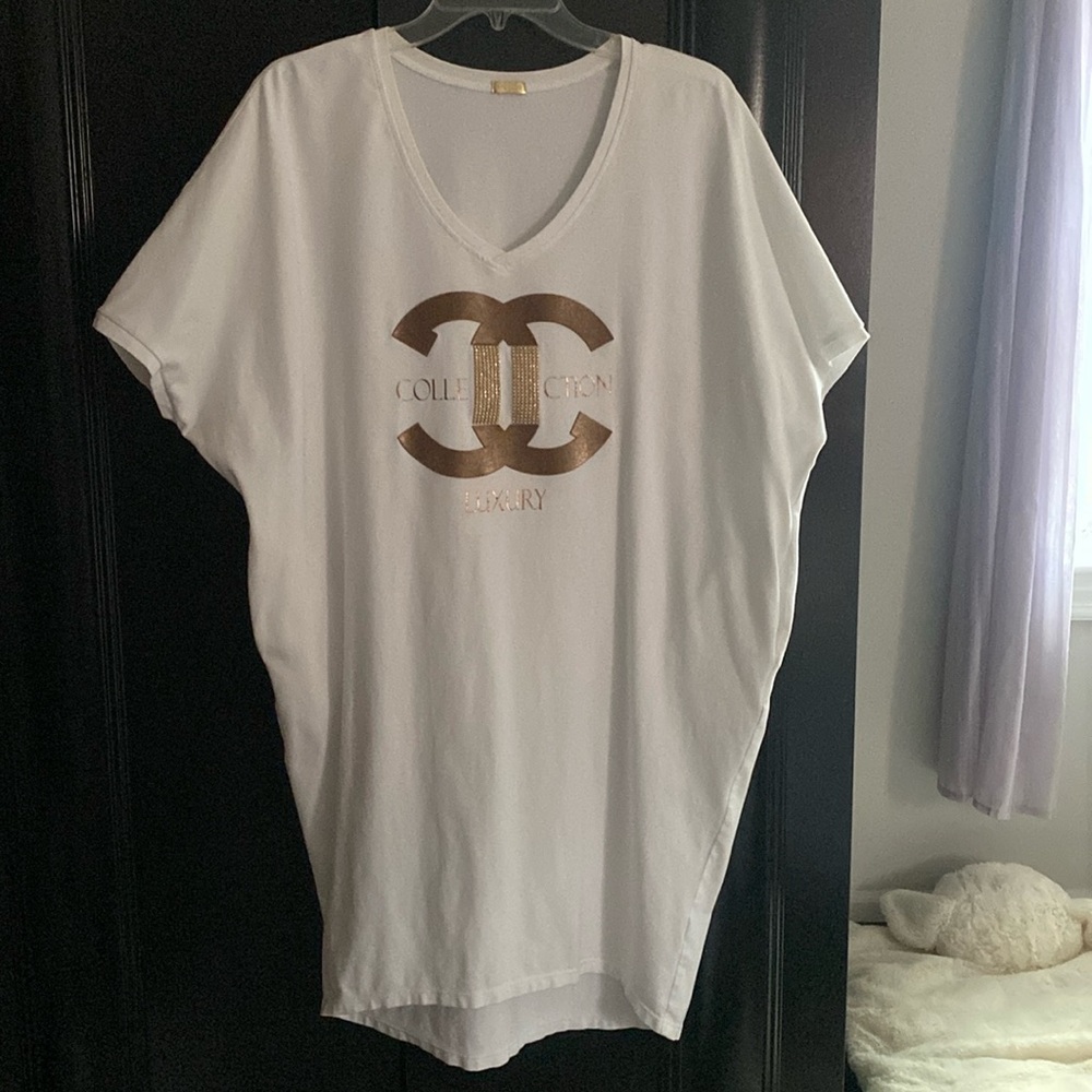 White tunic from Europe with pockets and a nice decoration ..universal size